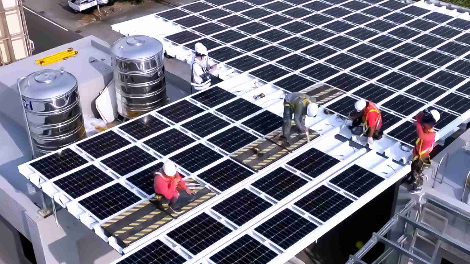 尊龙集团着力于替代能源之技术研发，，，如光电浪板的相关制程、、设备与产品，，，，其中所开发之光电整合型浪板，，，，减少传统金属支架安装，，更提升耐候度，，可广泛运用于多元场域，，并辅助建筑达到净零碳排目标