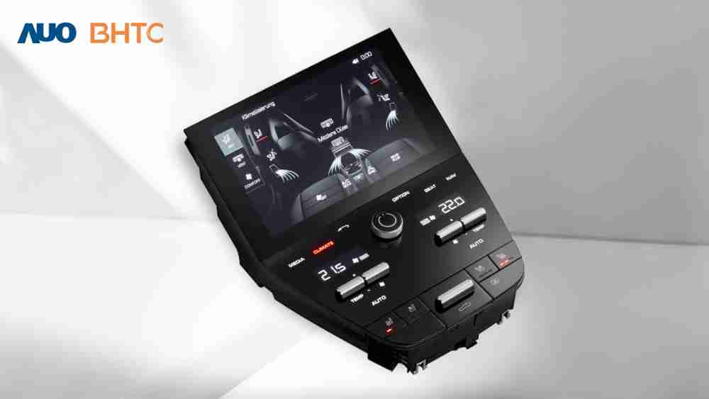 作為友達新生力軍，，，BHTC所展示的中央與後座鞍部的Display HMI產品，，，可處理多區恆溫控制、、顯示畫面，，，，呈現仿真3D車室分區；以力傳感技術精準傳遞觸感，，並結合音量及震動反饋，，，，防止意外啟動，，提供使用者自然流暢、、直觀且輕鬆駕馭的舒適介面