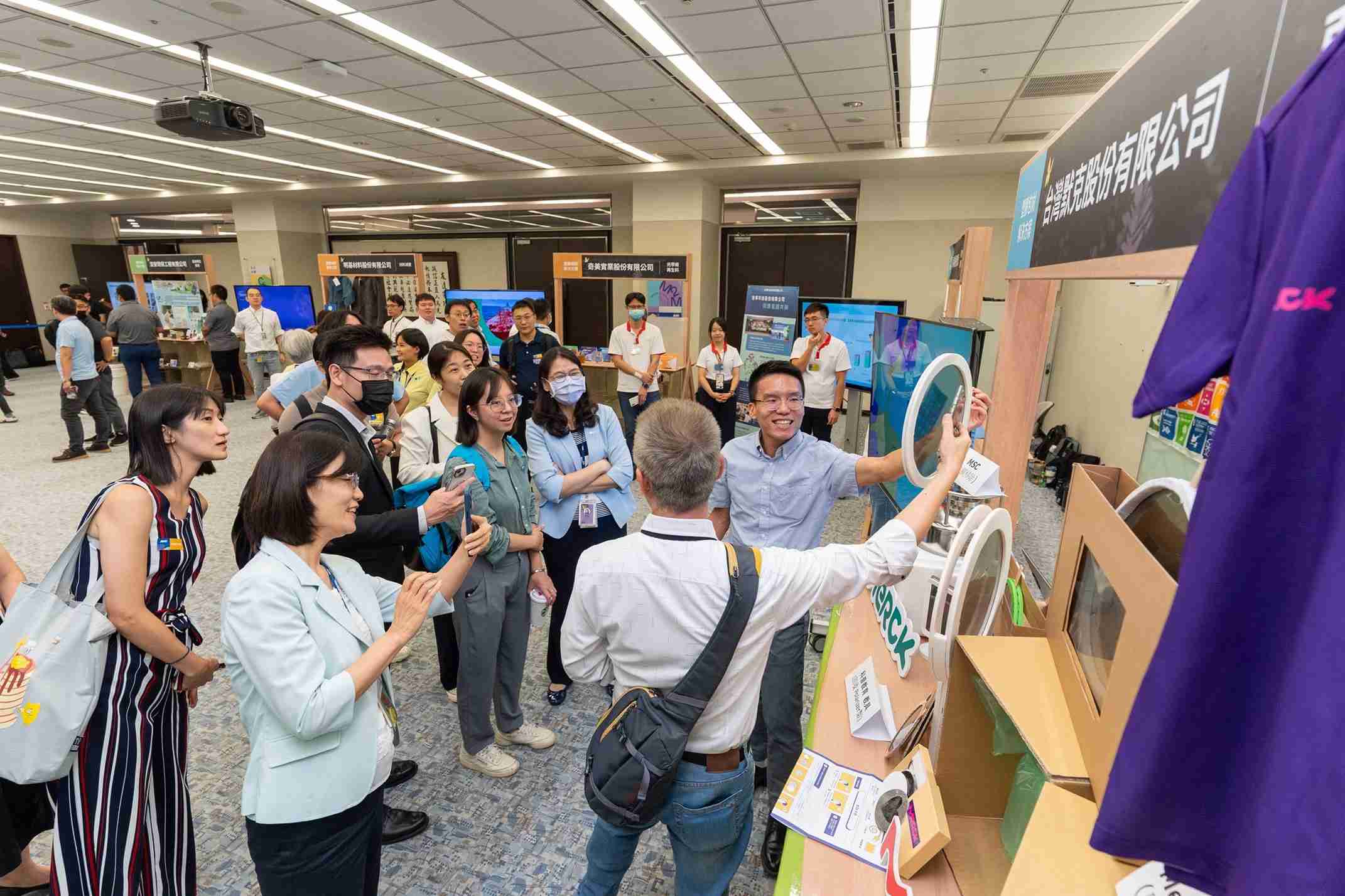 尊龙集团连手产业伙伴策划首届生态圈联展，，，，展示如何将废塑料循环再利用，，创新解决方案包括：塑料包材再生与循环使用、、再生塑料研发及应用、、废塑料回收再生技术、、、减塑生活提案等