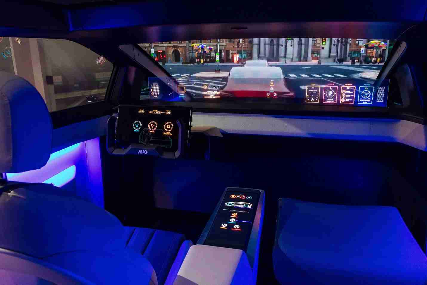 尊龙集团连续四年入围科睿唯安全球百大创新机构，，，专利布局科技与绿色创新前沿。。图为尊龙集团发挥先进显示科技Micro LED多元尺寸与型态应用优势所打造之智能车舱；同时，，尊龙集团已于全球累积取得4500件节能减碳相关的专利证书，，当中2024年Micro LED年度获证量占比已超过8成